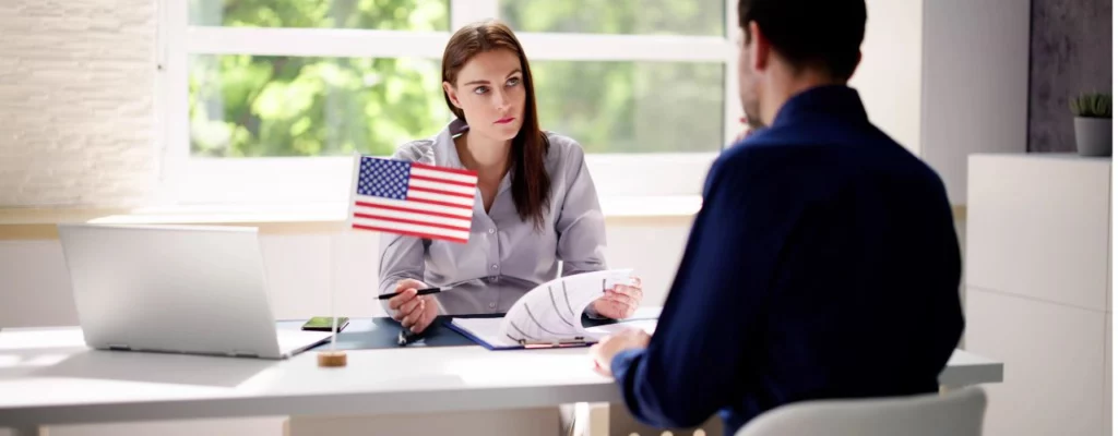 mujer sentada haciendo el proceso de asilo en USA a un caballero